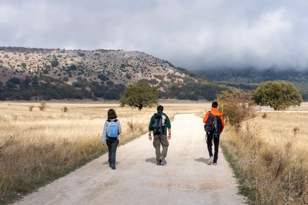 Caminantes en el sendero del litoral